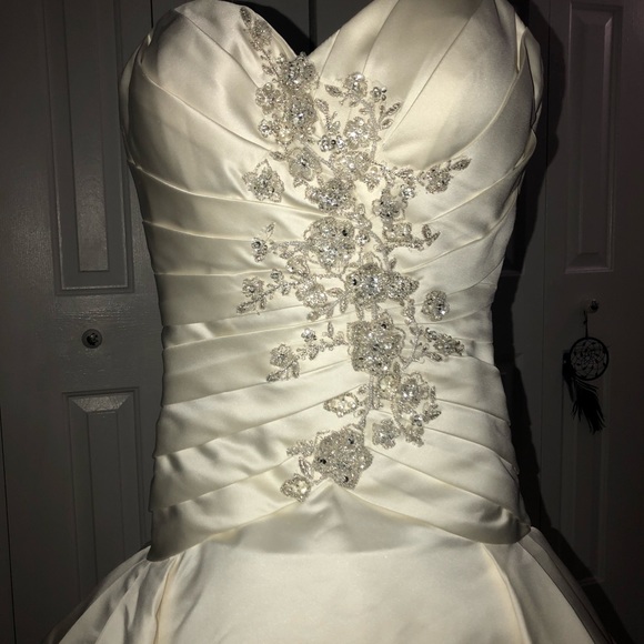Wedding dress - Picture 2 of 7
